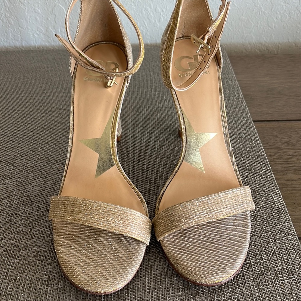 Champagne color 3.5” heals perfect condition Gianni Bini shoes wore once size 7m